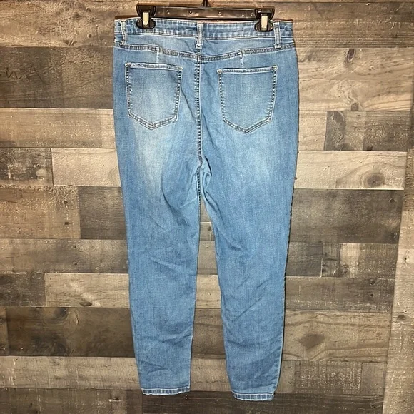 Distressed Tinseltown Blue Jeans - Picture 4 of 8